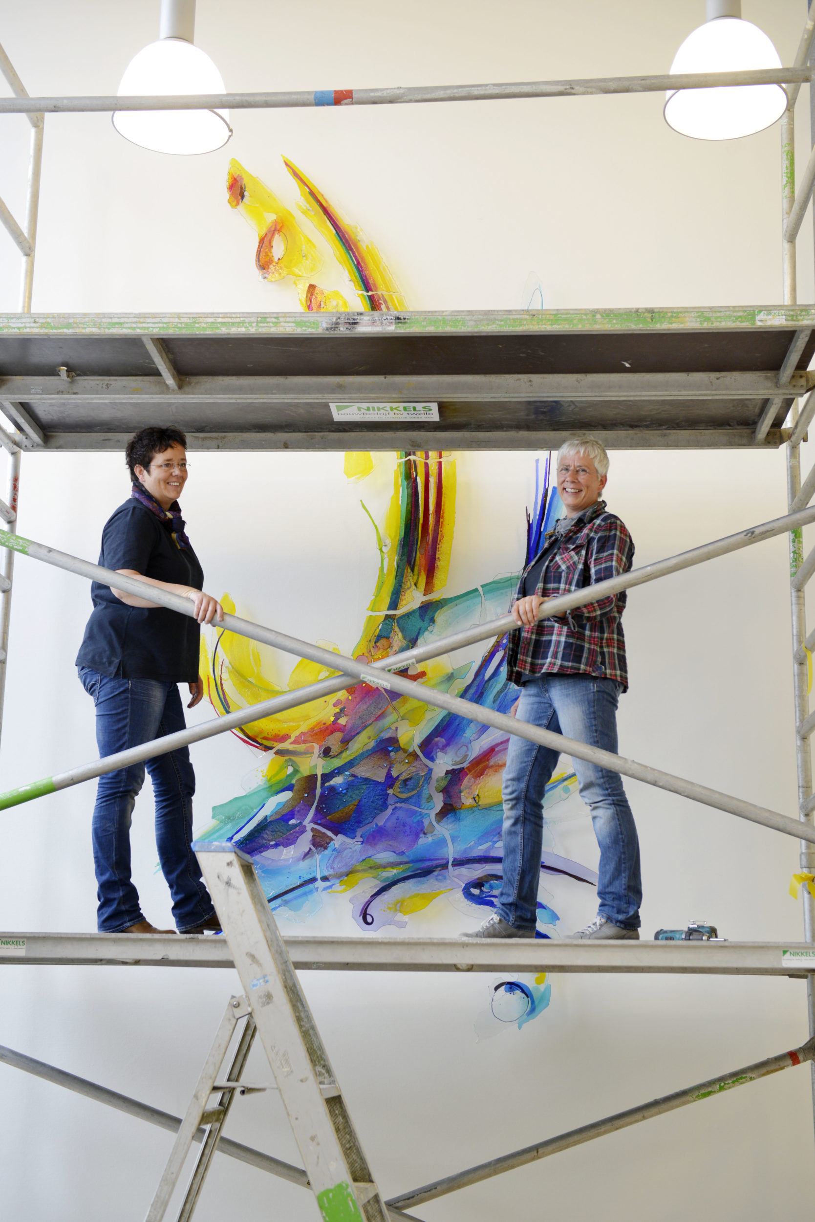 Plaatsing van het kunstwerk in het Waterschapkantoor Apeldoorn | Atelier Galerie Annemiek Punt Ootmarsum Glas & Schilder Kunst