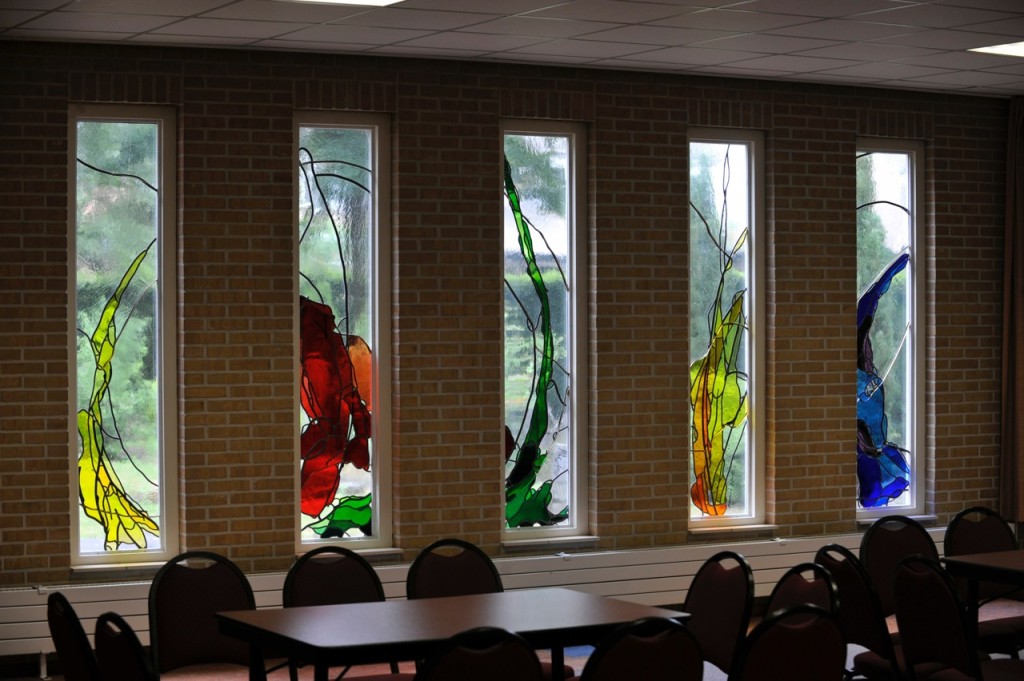 5 van de 11 gebrandschilderde ramen in de Aula aan de Deugenweerd in Borculo