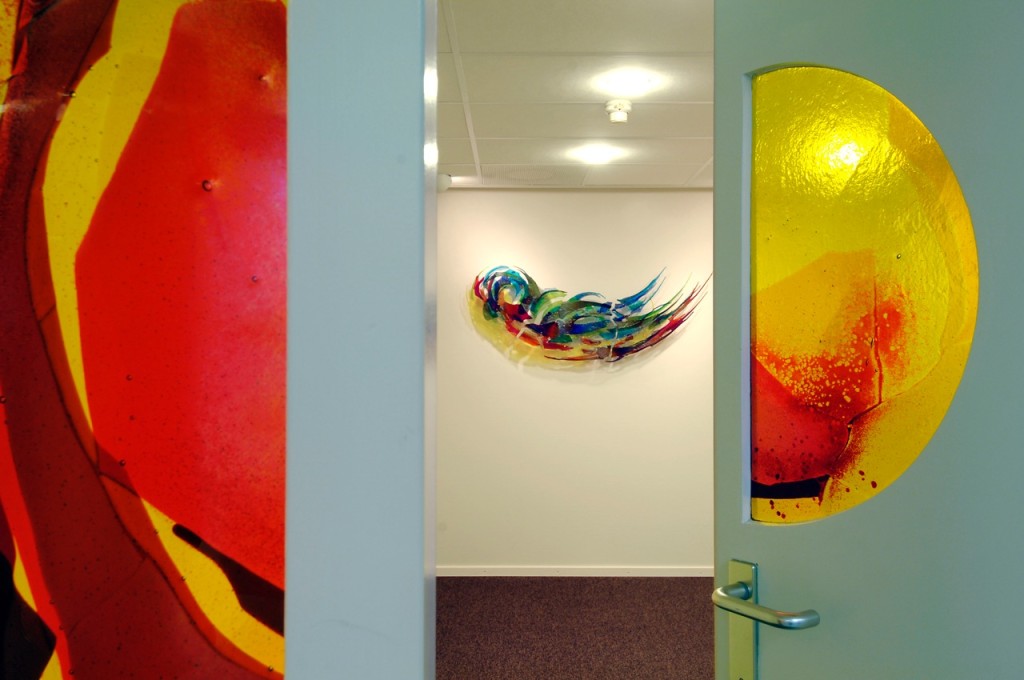 In het stiltecentrum hangt een kunstwerk aan de muur. Ontwerp en uitovering: Annemiek Punt