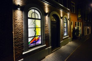 Kunstwerk in de oude Joodse school in Enschede | Atelier Galerie Annemiek Punt Ootmarsum Glas & Schilder Kunst