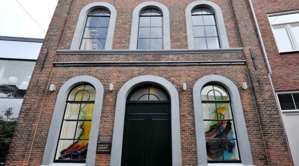 Kunstwerk in de oude Joodse school in Enschede | Atelier Galerie Annemiek Punt Ootmarsum Glas & Schilder Kunst