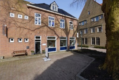 De galerie van Annemiek Punt is een bijzondere tentoonstellingsruimte voor haar glaskunst in Ootmarsum.