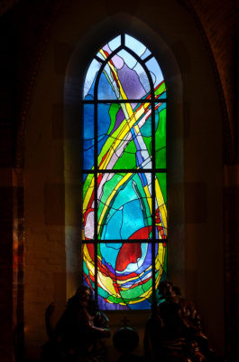 Gebrandschilderd glas-in-loodraam van Annemiek Punt, in de Sint Nicolaaskerk Denekamp