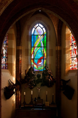 Gebrandschilderd glas-in-loodraam van Annemiek Punt, in de Sint Nicolaaskerk Denekamp