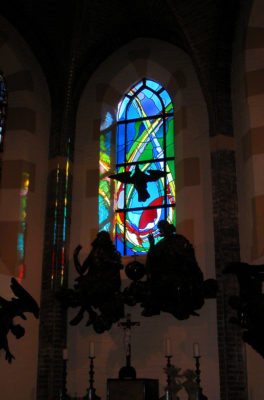 Gebrandschilderd glas-in-loodraam van Annemiek Punt, in de Sint Nicolaaskerk Denekamp