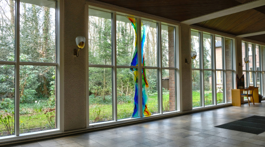 Glaskunstwerk van Annemiek Punt in de Bergkerk in Amersfoort | Atelier Galerie Annemiek Punt in Ootmarsum, Glaskunst en Schilderkunst