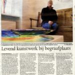 'Levend kunstwerk bij begraafplaats' - Glaskunst en schilderkunst van Annemiek Punt in Ootmarsum
