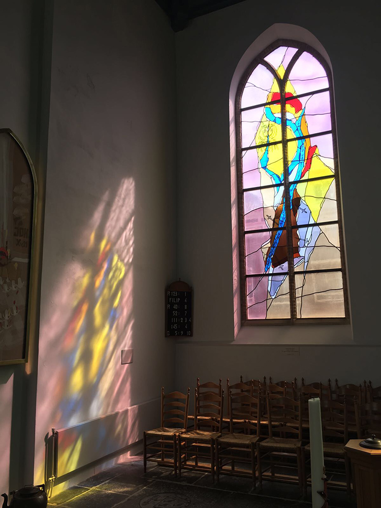 Zonlicht in een glas-in-loodraam in de Grote Kerk of Johanneskerk in Lekkerkerk - Glaskunst van Annemiek Punt in Ootmarsum