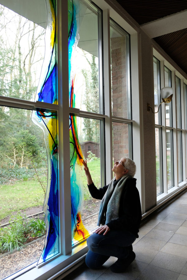 Annemiek bij haar kunstwerk voor de gedachtenishoek in de Bergkerk in Amersfoort - Glaskunst van Annemiek Punt in Ootmarsum