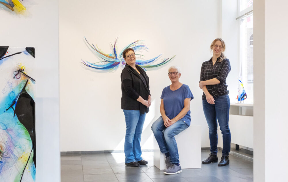 Astrid, Annemiek en Maartje in Galerie Annemiek Punt in Ootmarsum