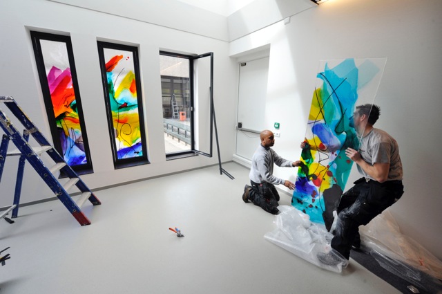Plaatsing van glaskunst in het Martiniziekenhuis in Groningen - Glaskunst van Annemiek Punt in Ootmarsum