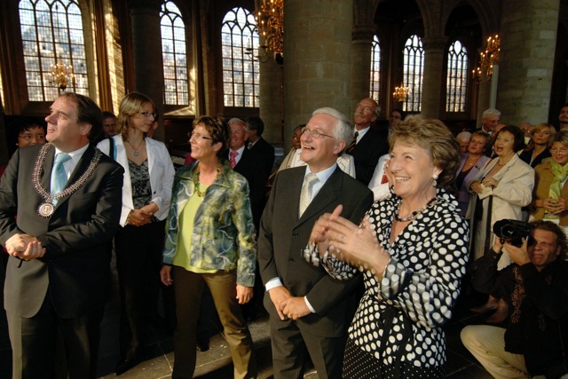 De onthulling van het Jaïrusraam in de Nieuwe Kerk in Delft door Prinses Margriet - Glaskunst van Annemiek Punt in Ootmarsum