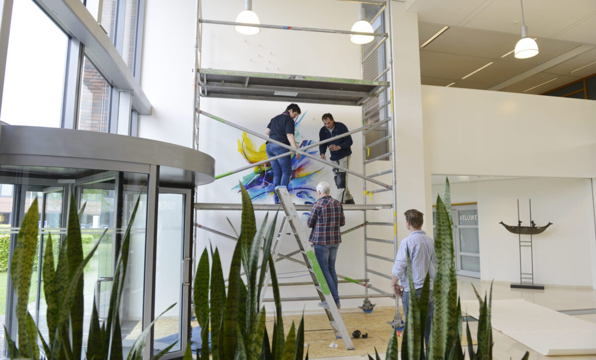 Plaatsing van het wandkunstwerk bij Waterschap Vallei en Veluwe in Apeldoorn - Glaskunst van Annemiek Punt in Ootmarsum