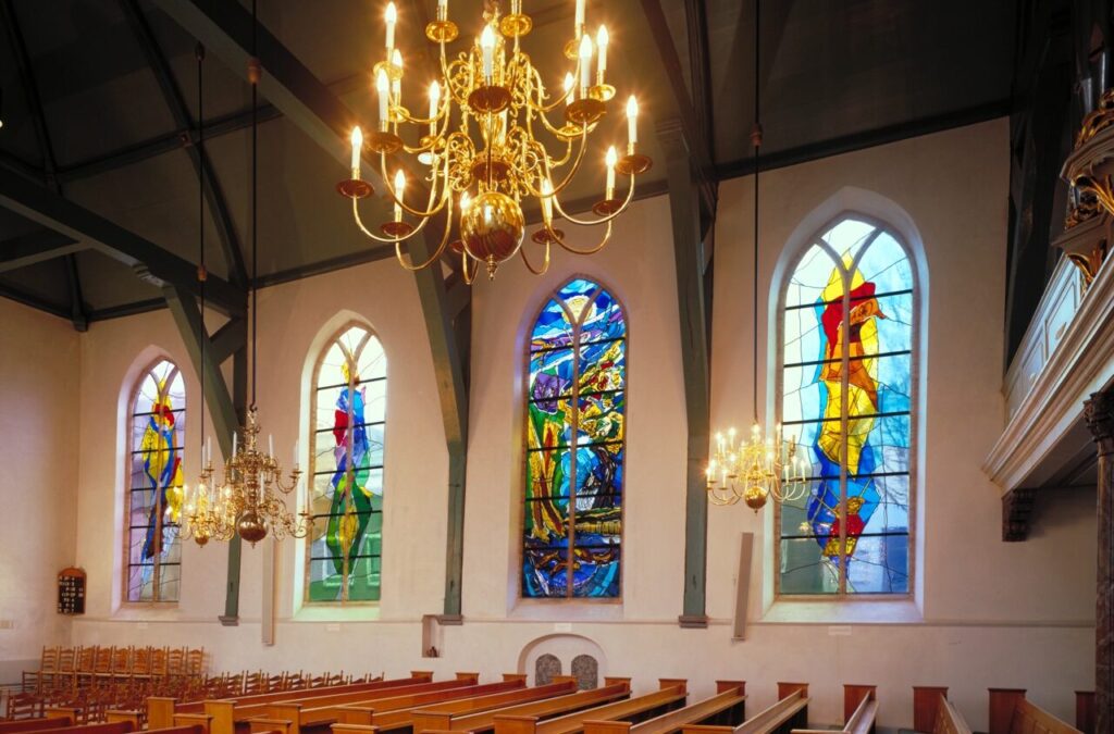 GROTE OF JOHANNESKERK – LEKKERKERK – 1996 EN 2001 – TECHNIEK: GEBRANDSCHILDERD GLAS-IN-LOOD – HOOGTE: 5.2 METER