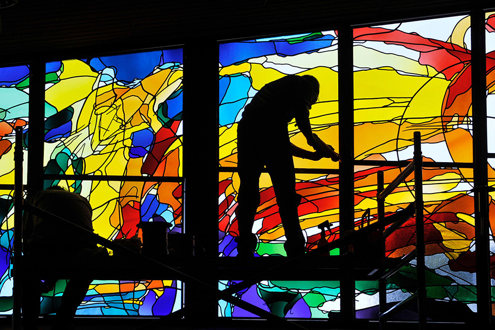 De plaatsing van het raam in de Thaborkerk in Hengelo - Glaskunst van Annemiek Punt in Ootmarsum