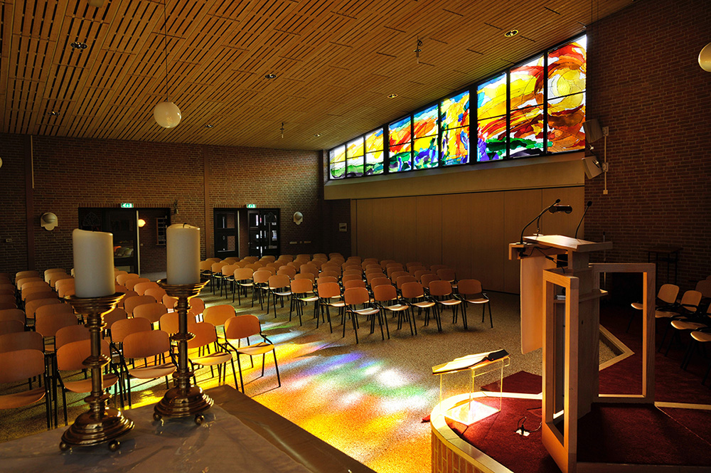 Het complete raam in de Thaborkerk in Hengelo - Glaskunst van Annemiek Punt in Ootmarsum