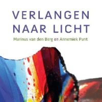 Het boek 'Verlangen naar Licht' door Marinus van den Berg en Annemiek Punt - Glaskunst van Annemiek Punt in Ootmarsum